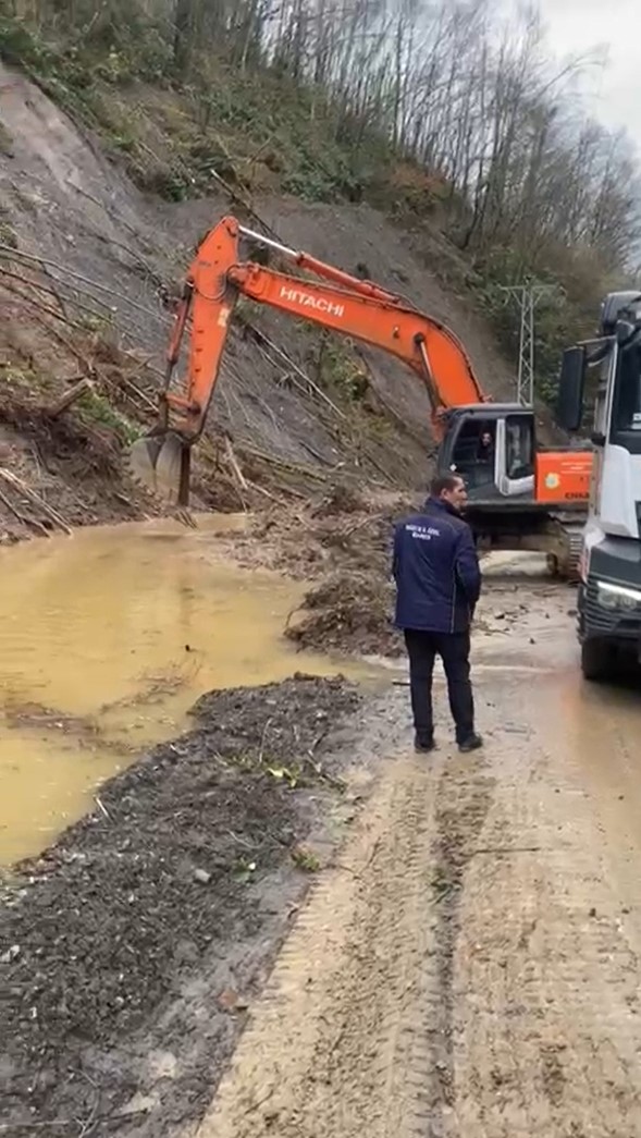 Köy yolunda tekrar heyelan meydana geldi
