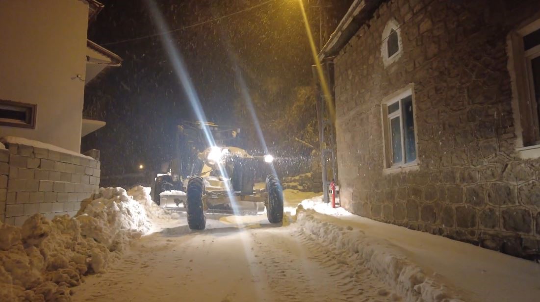 Köyde rahatsızlanan kadın için ekipler seferber oldu
Köyde rahatsızlanan kadın için ekipler seferber oldu