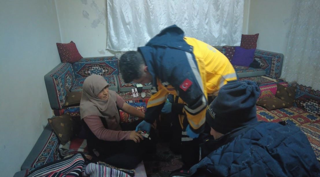 Köyde rahatsızlanan kadın için ekipler seferber oldu
Köyde rahatsızlanan kadın için ekipler seferber oldu