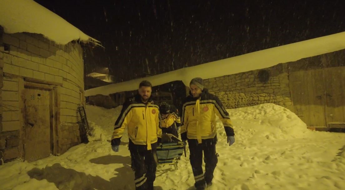 Köyde rahatsızlanan kadın için ekipler seferber oldu
Köyde rahatsızlanan kadın için ekipler seferber oldu