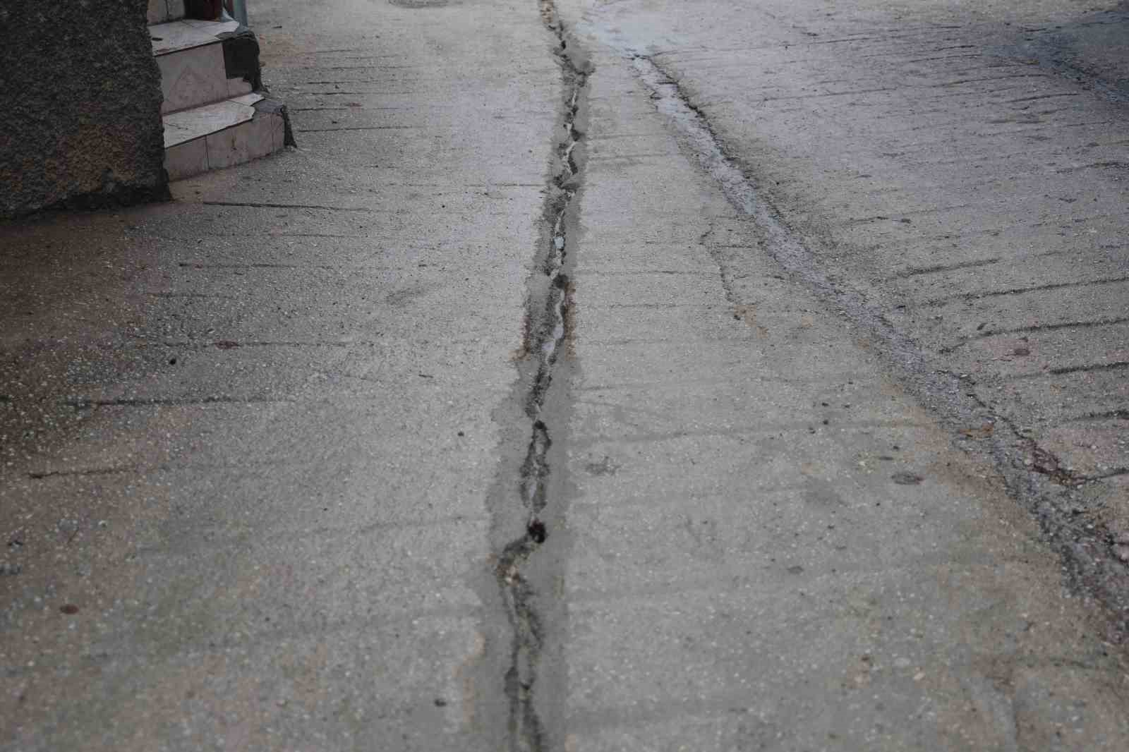 Mahallenin elektriksiz kalmasına sebep olan hırsızların canlarını hiçe sayarak yer altındaki kabloları çalma anları kamerada
