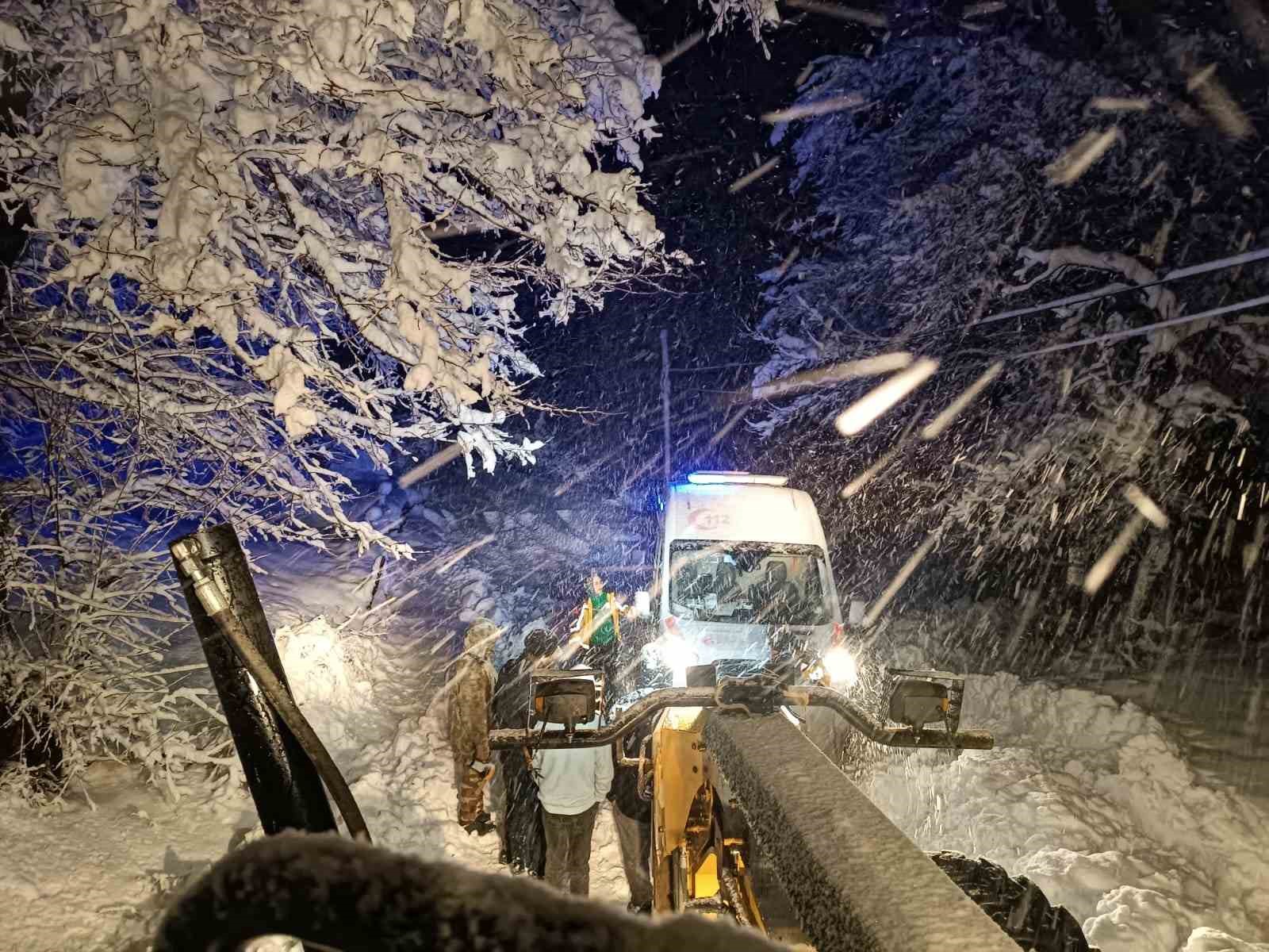 Malatya’da yolda mahsur kalan vatandaşları belediye ekipleri kurtardı
