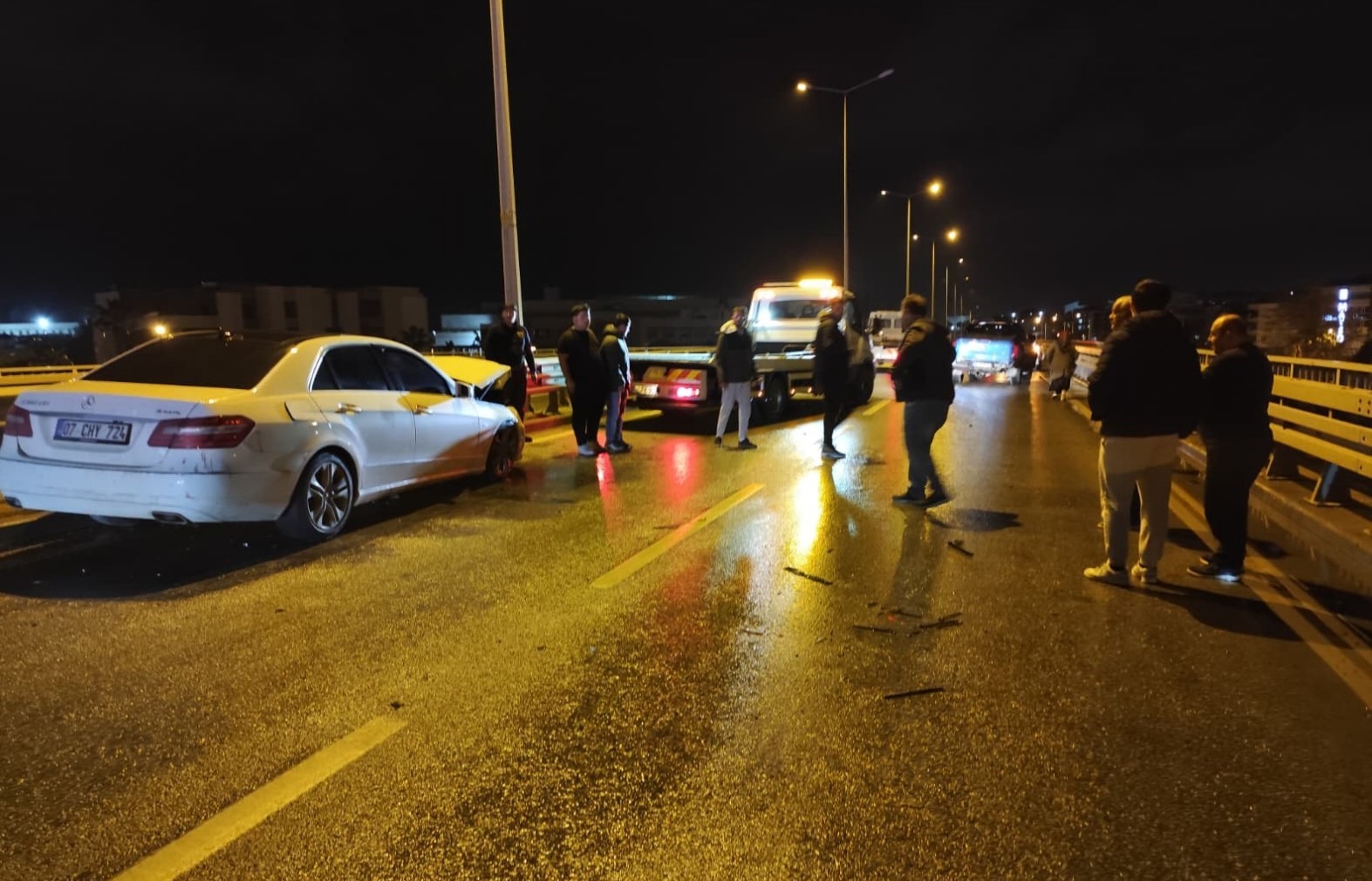 Manavgat’ta üç araçlı zincirleme kaza: 3 yaralı
