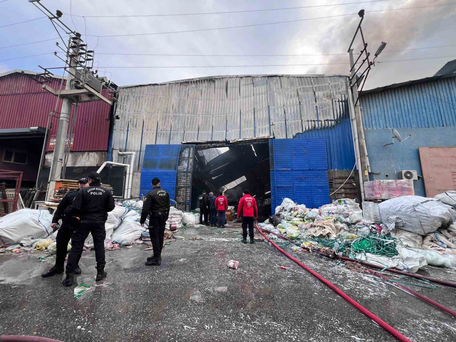 Mersin’deki plastik ham madde deposunda çıkan yangın kontrol altına alındı
