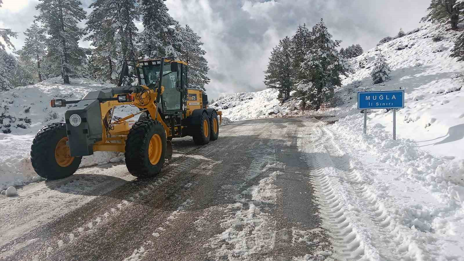 Muğla’da karla mücadele aralıksız devam ediyor
Muğla’da karla mücadele aralıksız devam ediyor