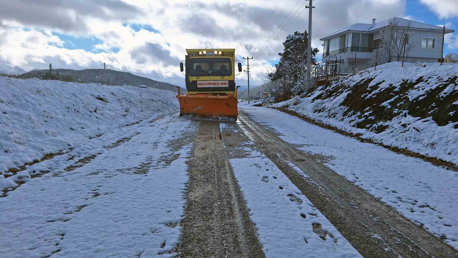Muğla’da karla mücadele aralıksız devam ediyor
Muğla’da karla mücadele aralıksız devam ediyor