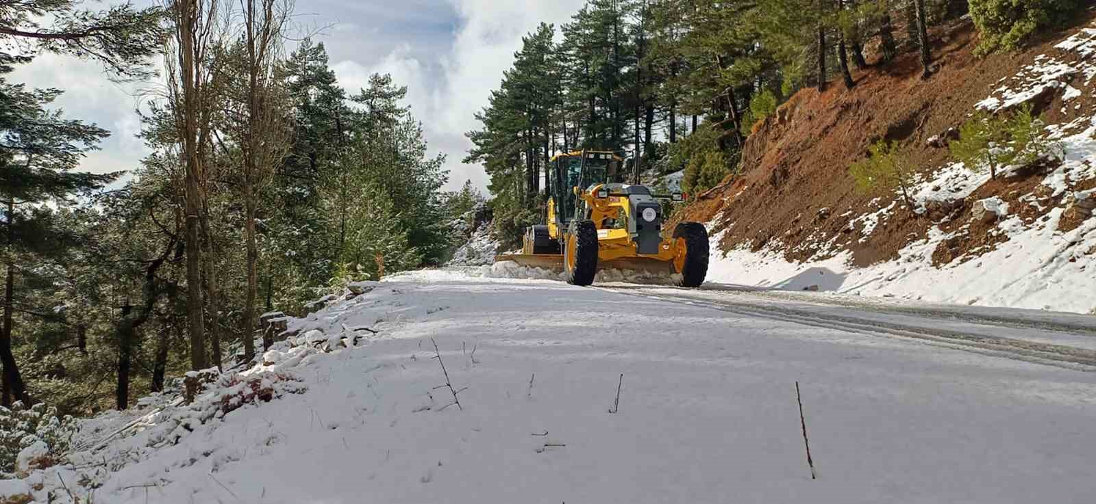 Muğla’da karla mücadele aralıksız devam ediyor
Muğla’da karla mücadele aralıksız devam ediyor