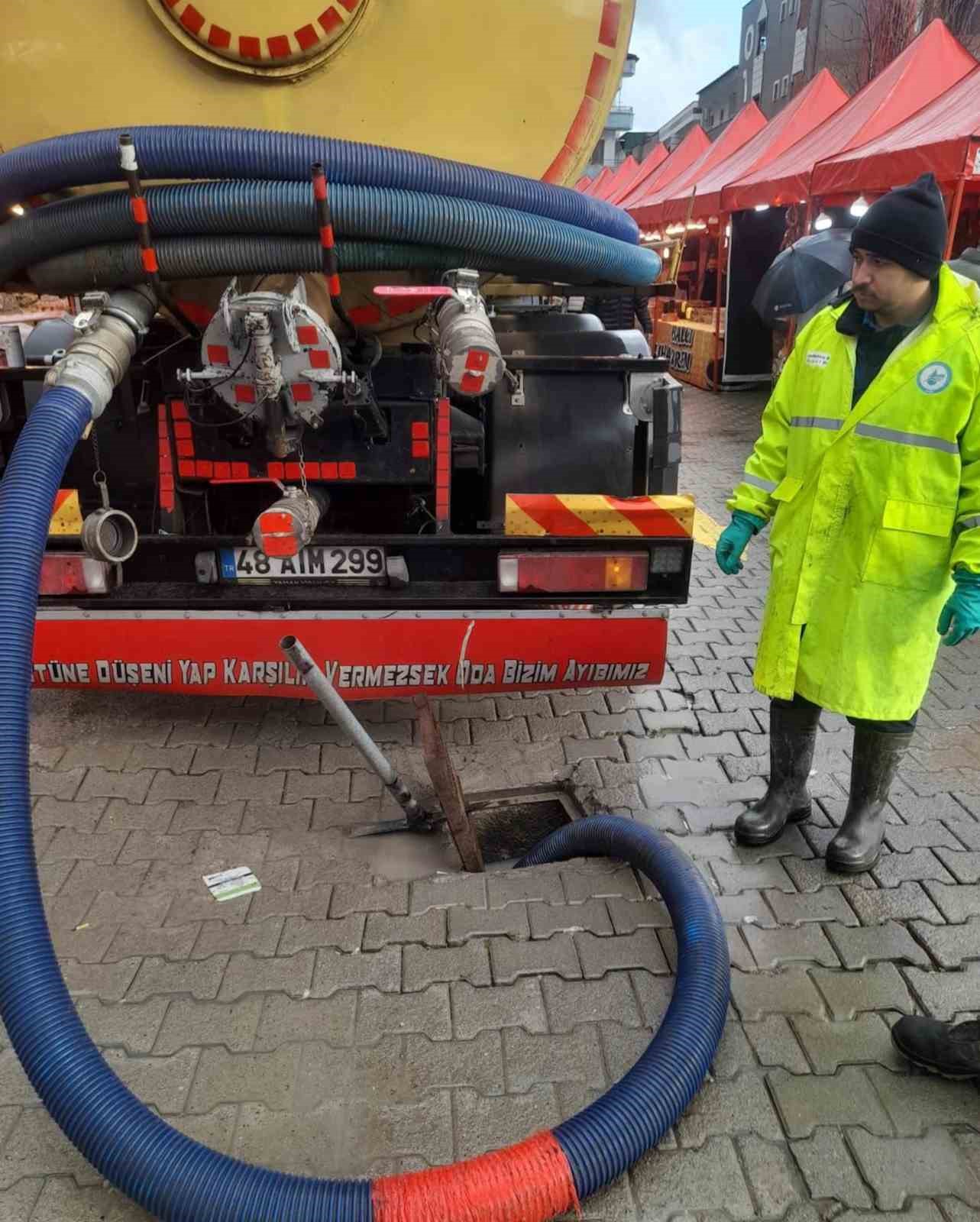 MUSKİ ekipleri 24 saat yağmur mesaisinde
