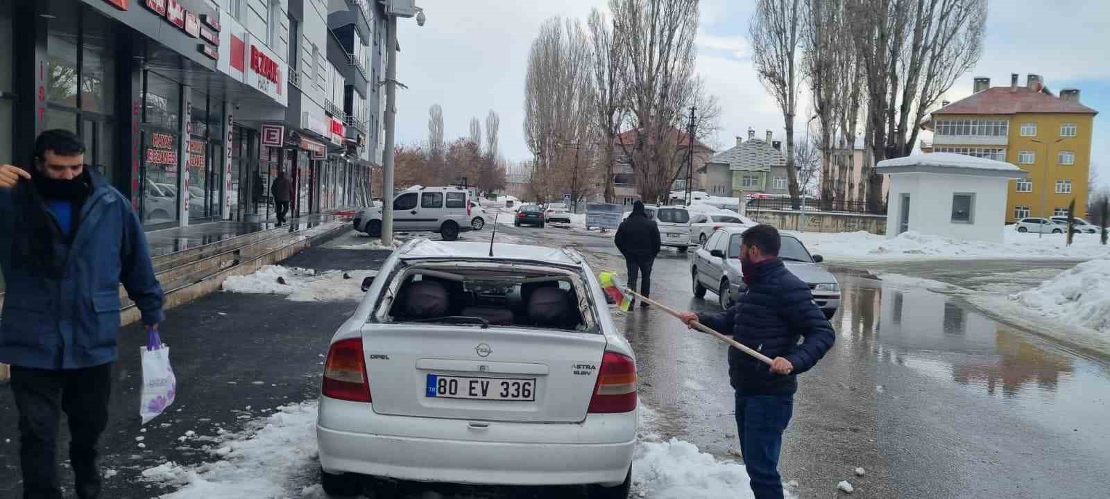 Muş’ta çatıdan düşen kar kütlesi otomobilde hasara yol açtı
