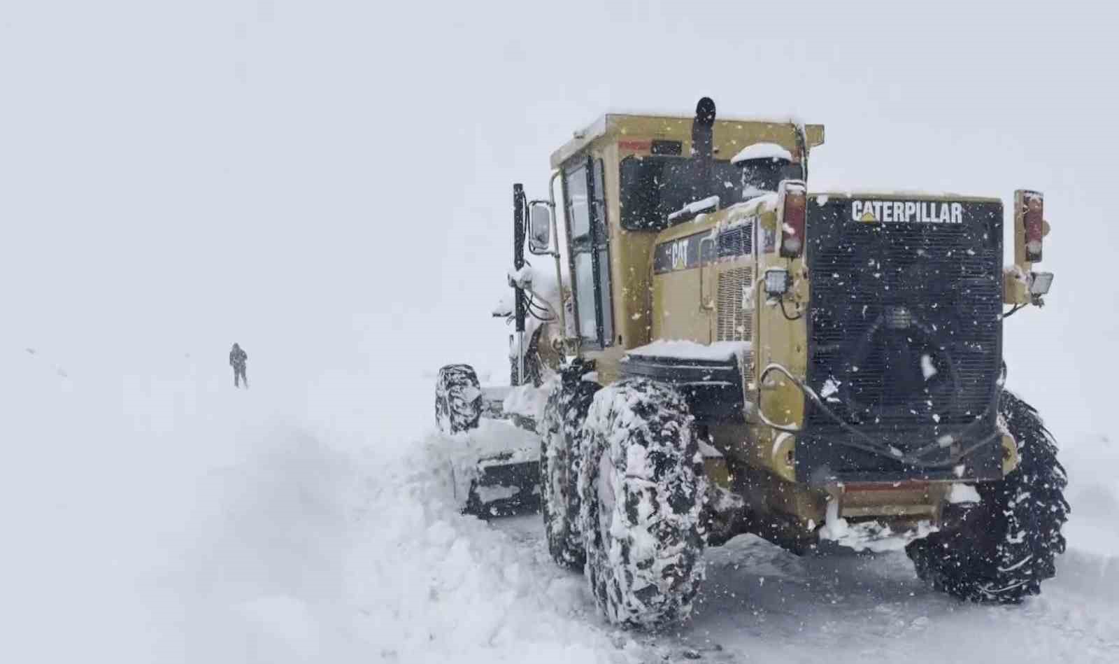 Muş’ta gazeteciler yürüyerek iş makinesine yolu tarif etti
