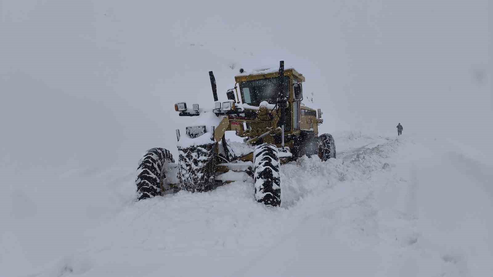 Muş’ta gazeteciler yürüyerek iş makinesine yolu tarif etti
