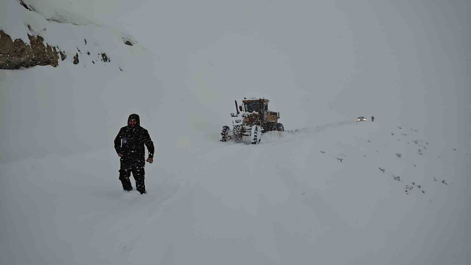 Muş’ta gazeteciler yürüyerek iş makinesine yolu tarif etti
