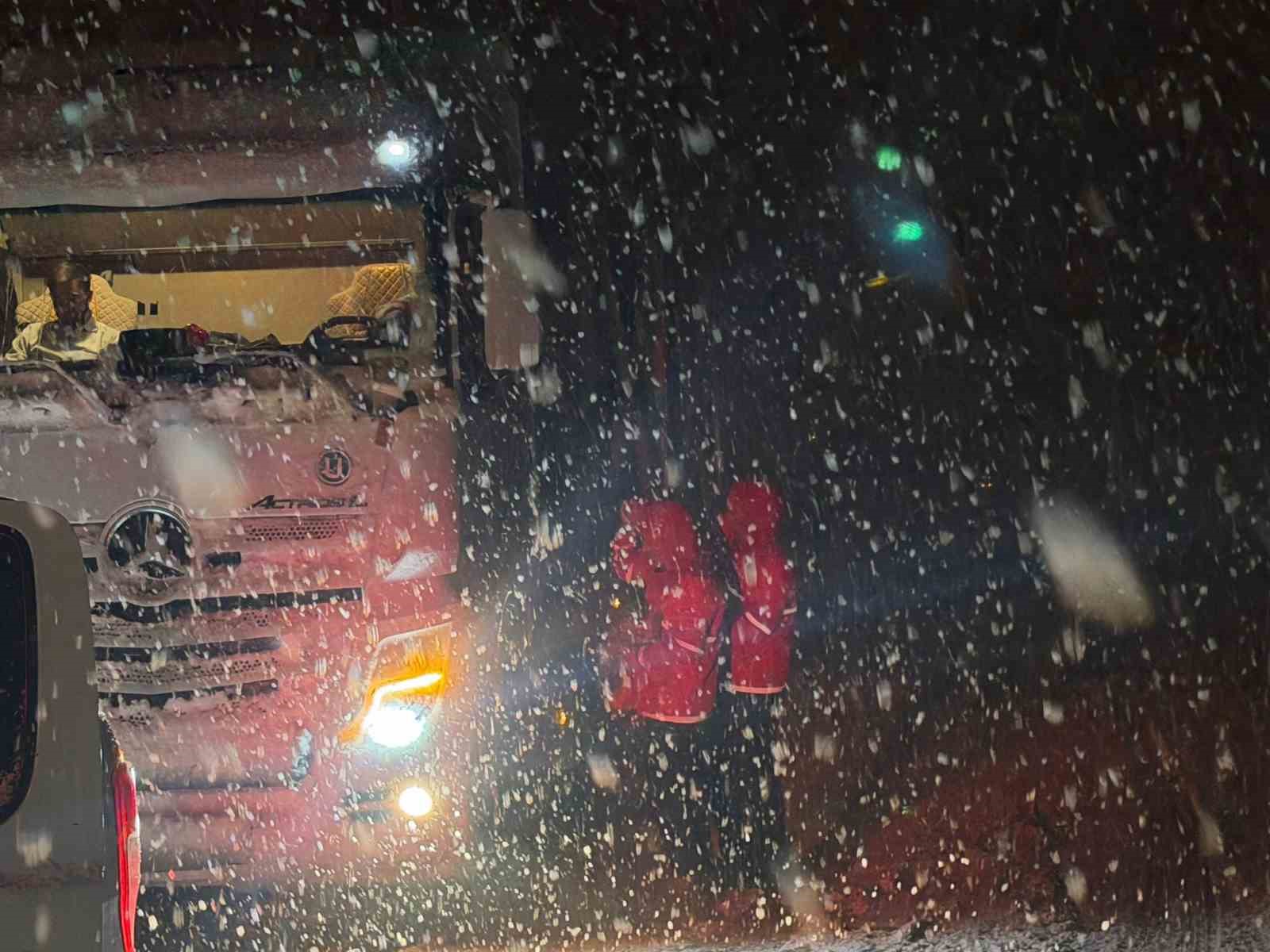 Muş’ta kar ve tipi: Yolda mahsur kalan 180 kişinin imdadına Kızılay yetişti
