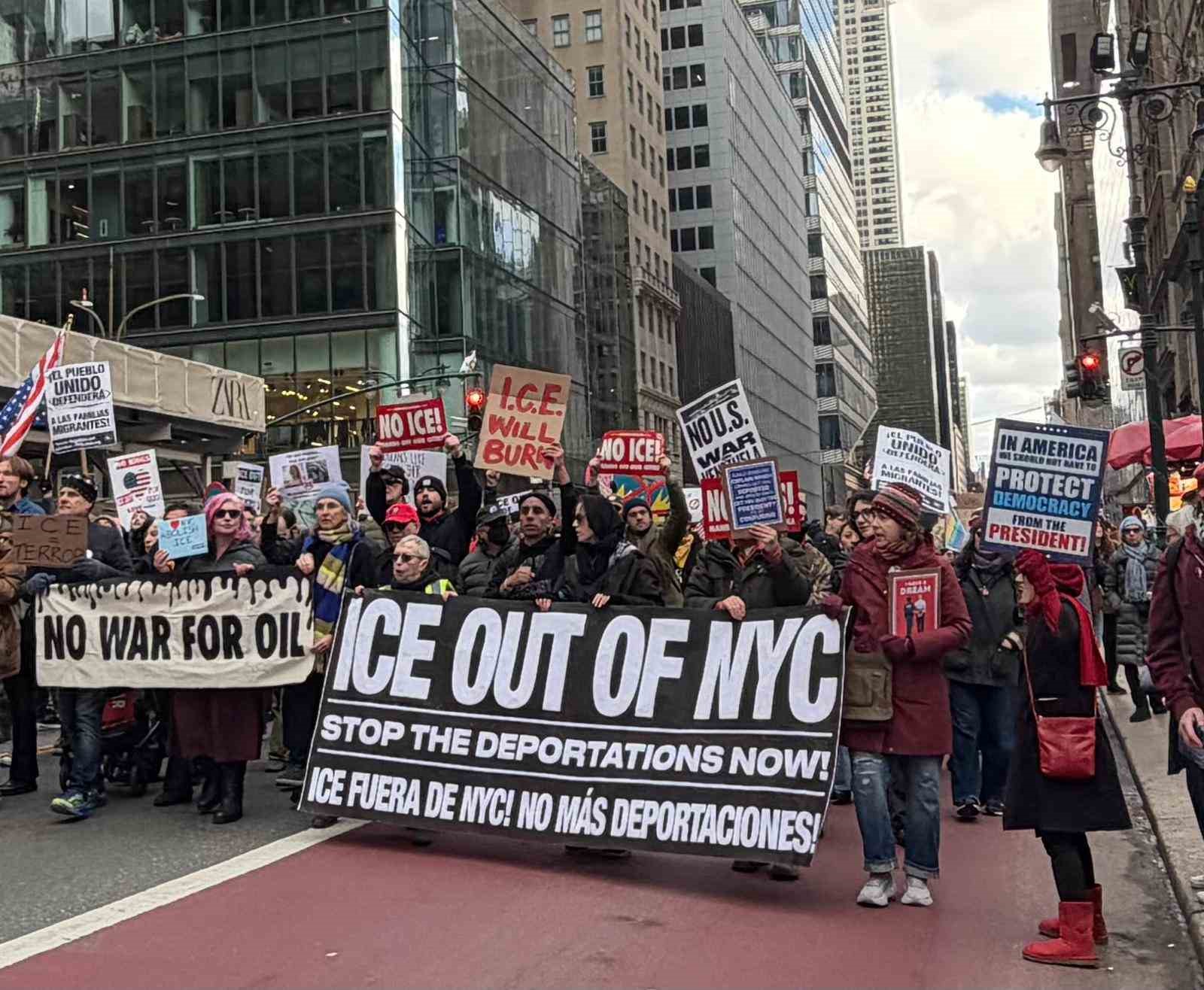 New York’ta binlerce kişiden ICE’a tepki yürüyüşü
