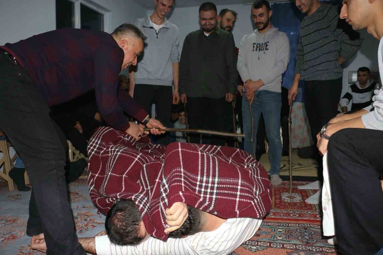 Onlarca köylü bir araya geldi, geleneksel orta oyunları kahkahaya boğdu
