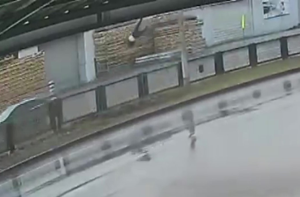 Otomobilin çarpması ile savrulan yaşlı adam hayatını kaybetti
