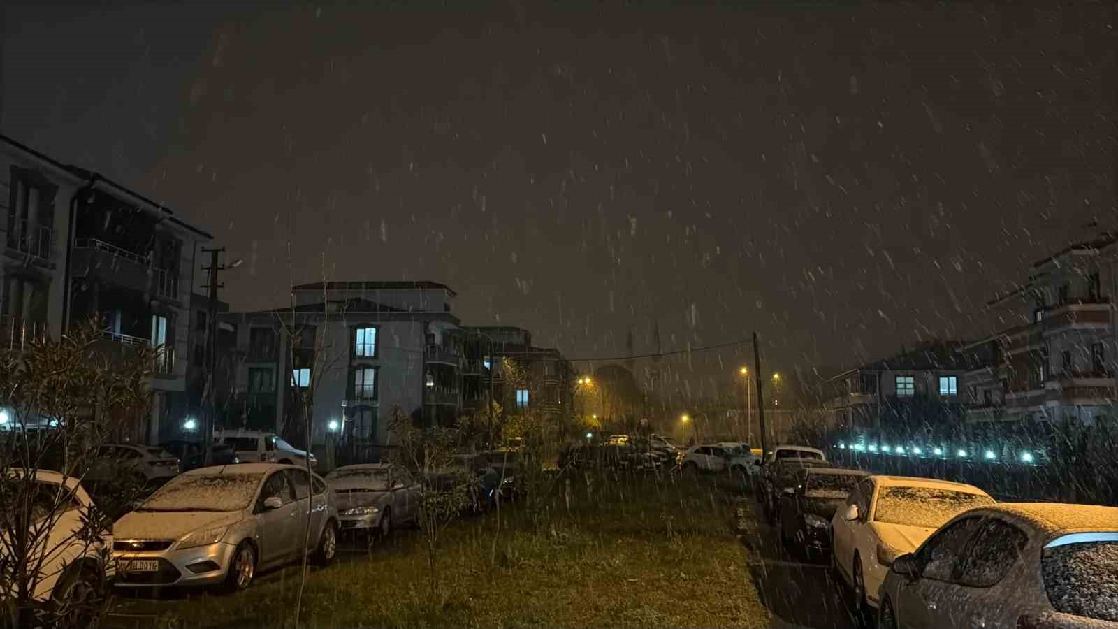 Sakarya’da lapa lapa kar yağışı başladı
