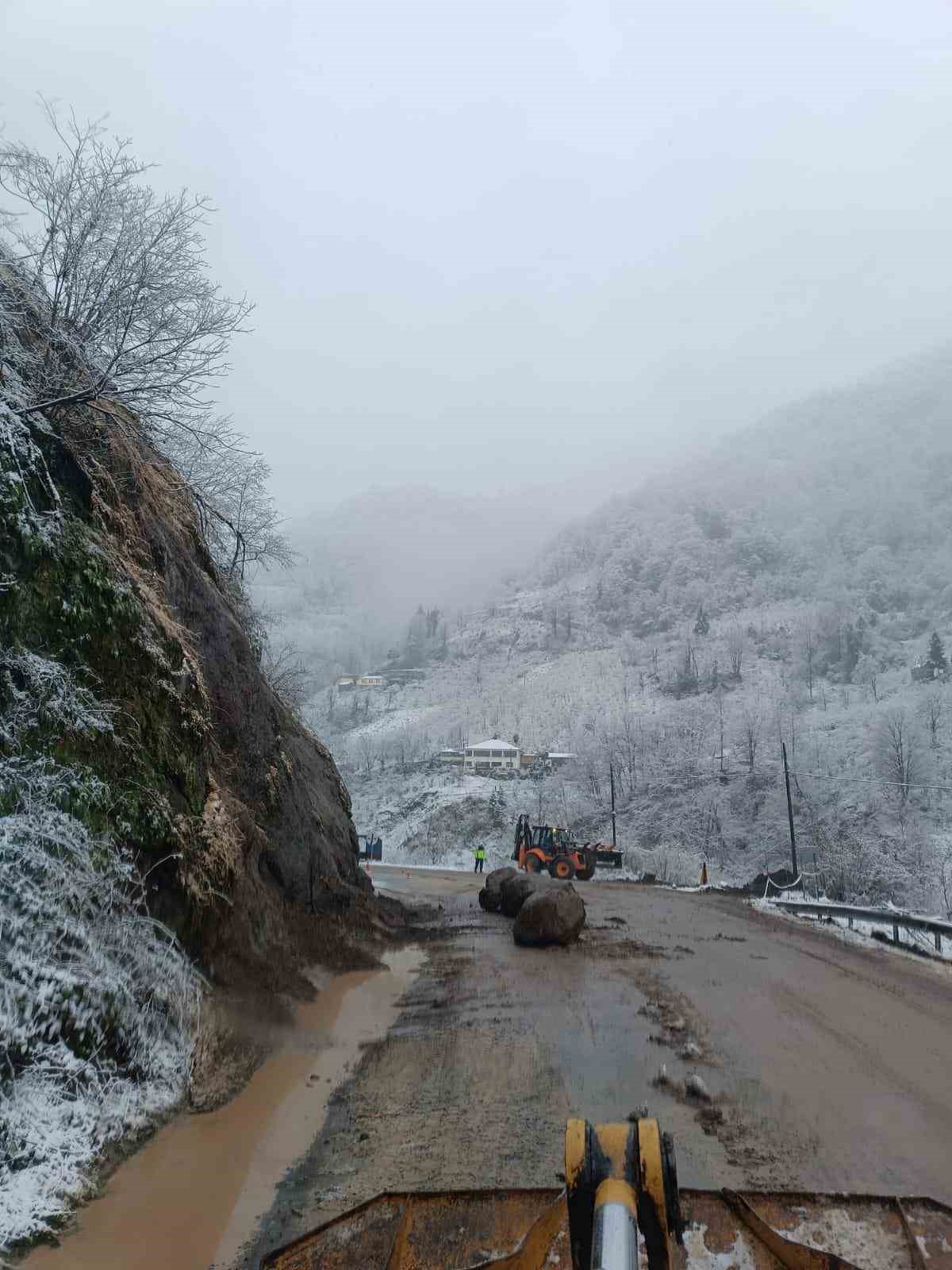 Şalpazarı-Beşikdüzü karayolunda heyelan
Şalpazarı-Beşikdüzü karayolunda heyelan