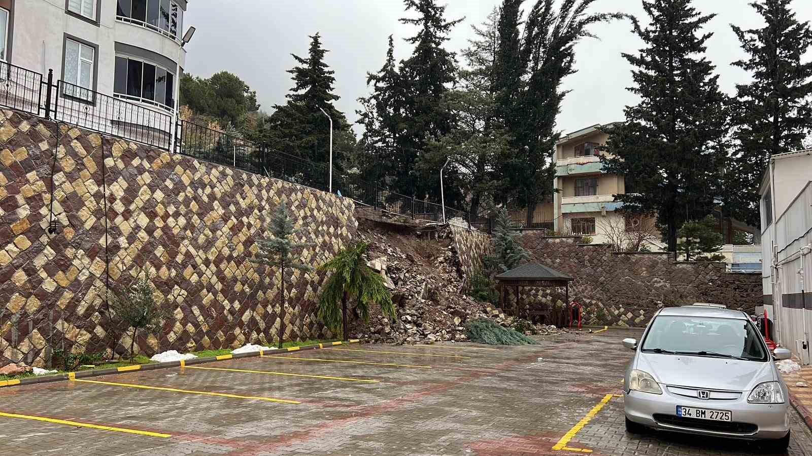 Şiddetli yağış sonrası istinat duvarı çöktü
