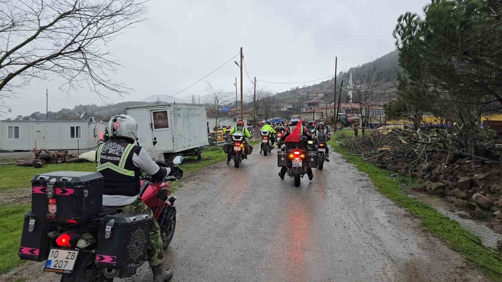 Sındırgı’da depremzedelere motorcu morali
Sındırgı’da depremzedelere motorcu morali