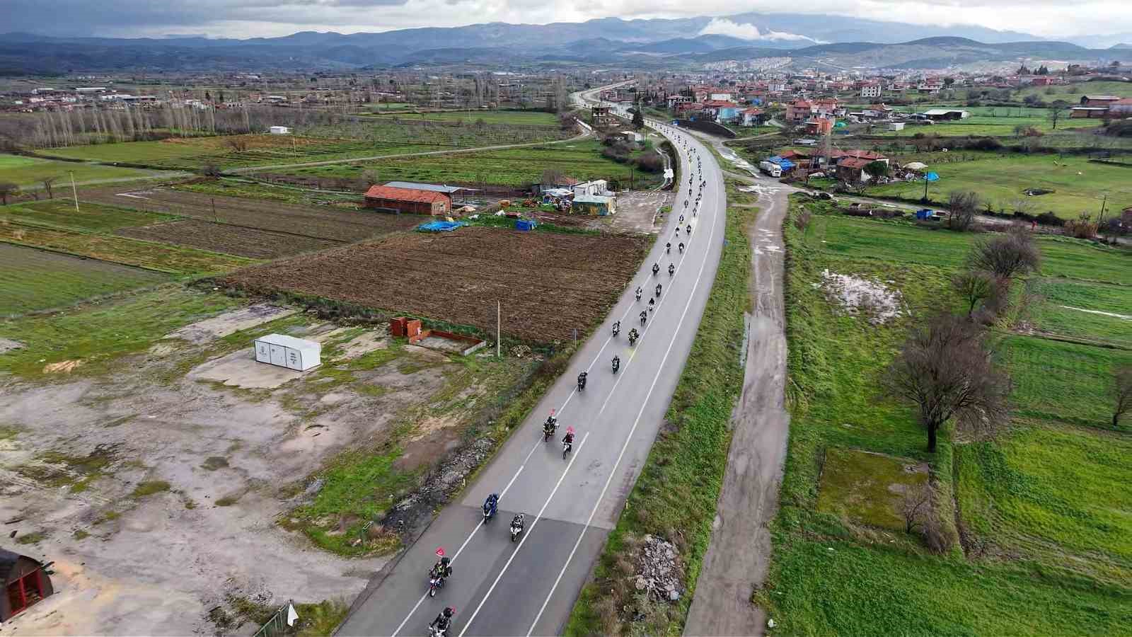 Sındırgı’da depremzedelere motorcu morali
Sındırgı’da depremzedelere motorcu morali
