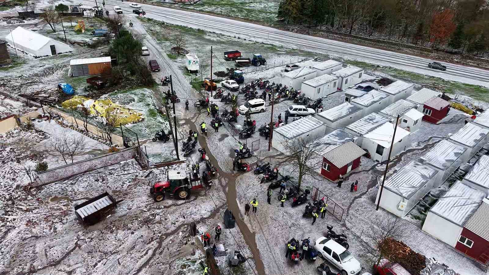 Sındırgı’da depremzedelere motorcu morali
Sındırgı’da depremzedelere motorcu morali