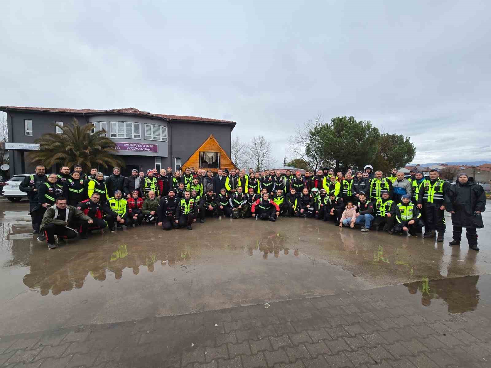 Sındırgı’da depremzedelere motorcu morali
Sındırgı’da depremzedelere motorcu morali