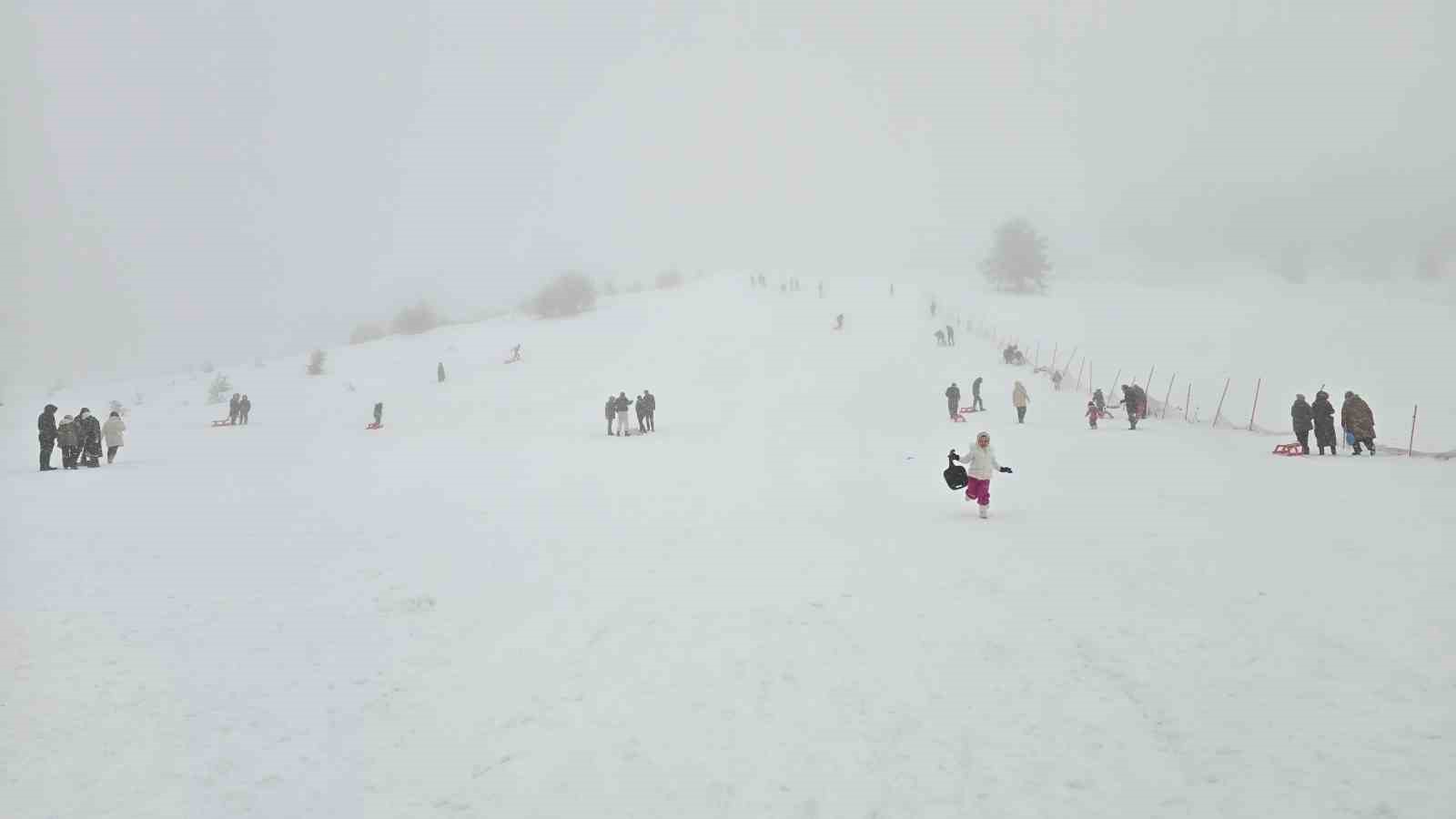Sis ve yağışa rağmen Keltepe’ye akın ettiler
Sis ve yağışa rağmen Keltepe’ye akın ettiler