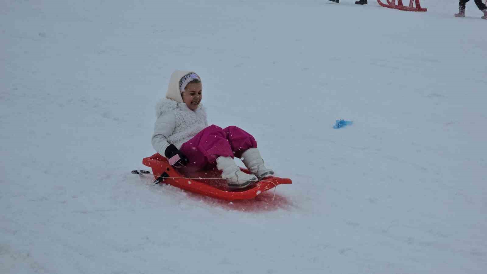 Sis ve yağışa rağmen Keltepe’ye akın ettiler
Sis ve yağışa rağmen Keltepe’ye akın ettiler