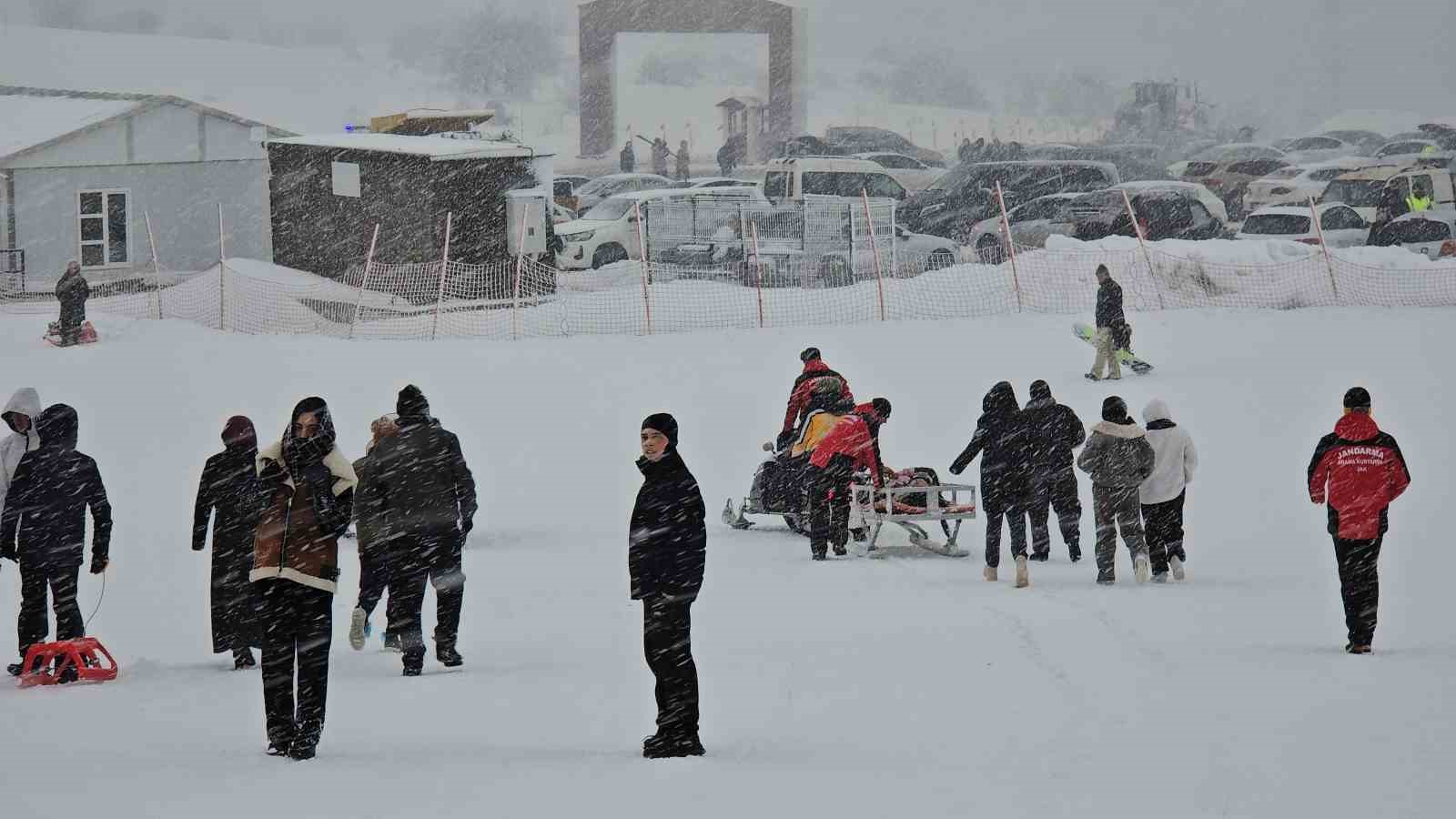 Sis ve yağışa rağmen Keltepe’ye akın ettiler
Sis ve yağışa rağmen Keltepe’ye akın ettiler