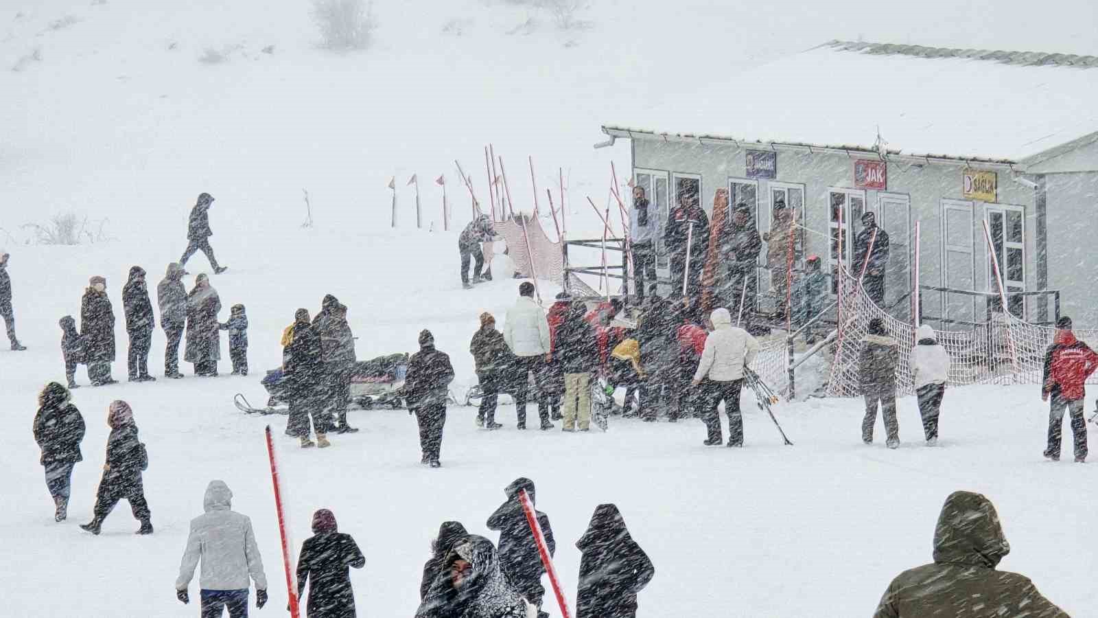 Sis ve yağışa rağmen Keltepe’ye akın ettiler
Sis ve yağışa rağmen Keltepe’ye akın ettiler
