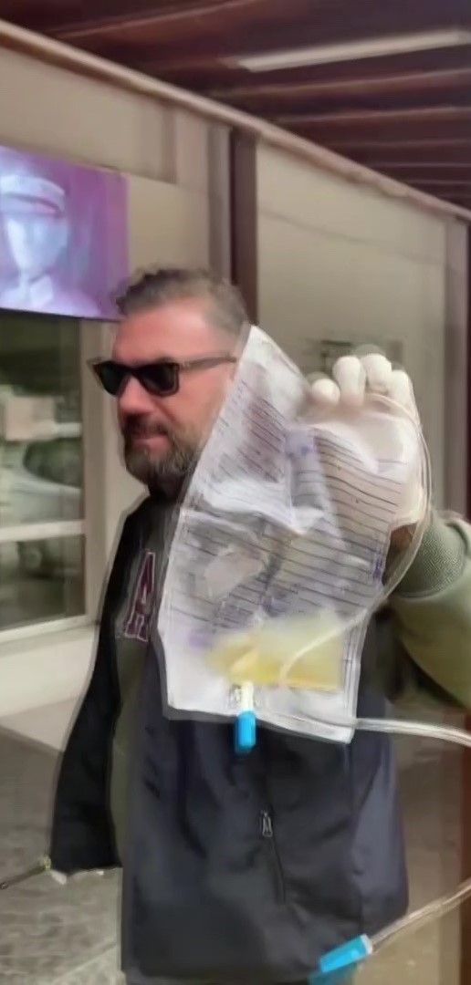 Sonda tüpüne meyve suyu koyup dilencilik yapan şahıs yakalandı
