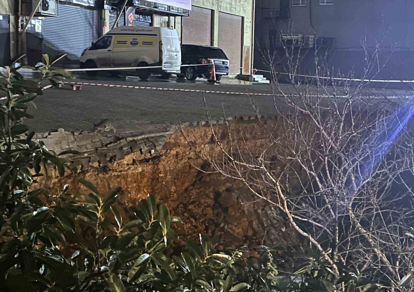 Sultanbeyli’de istinat duvarı aracın üzerine çöktü
Sultanbeyli’de istinat duvarı aracın üzerine çöktü