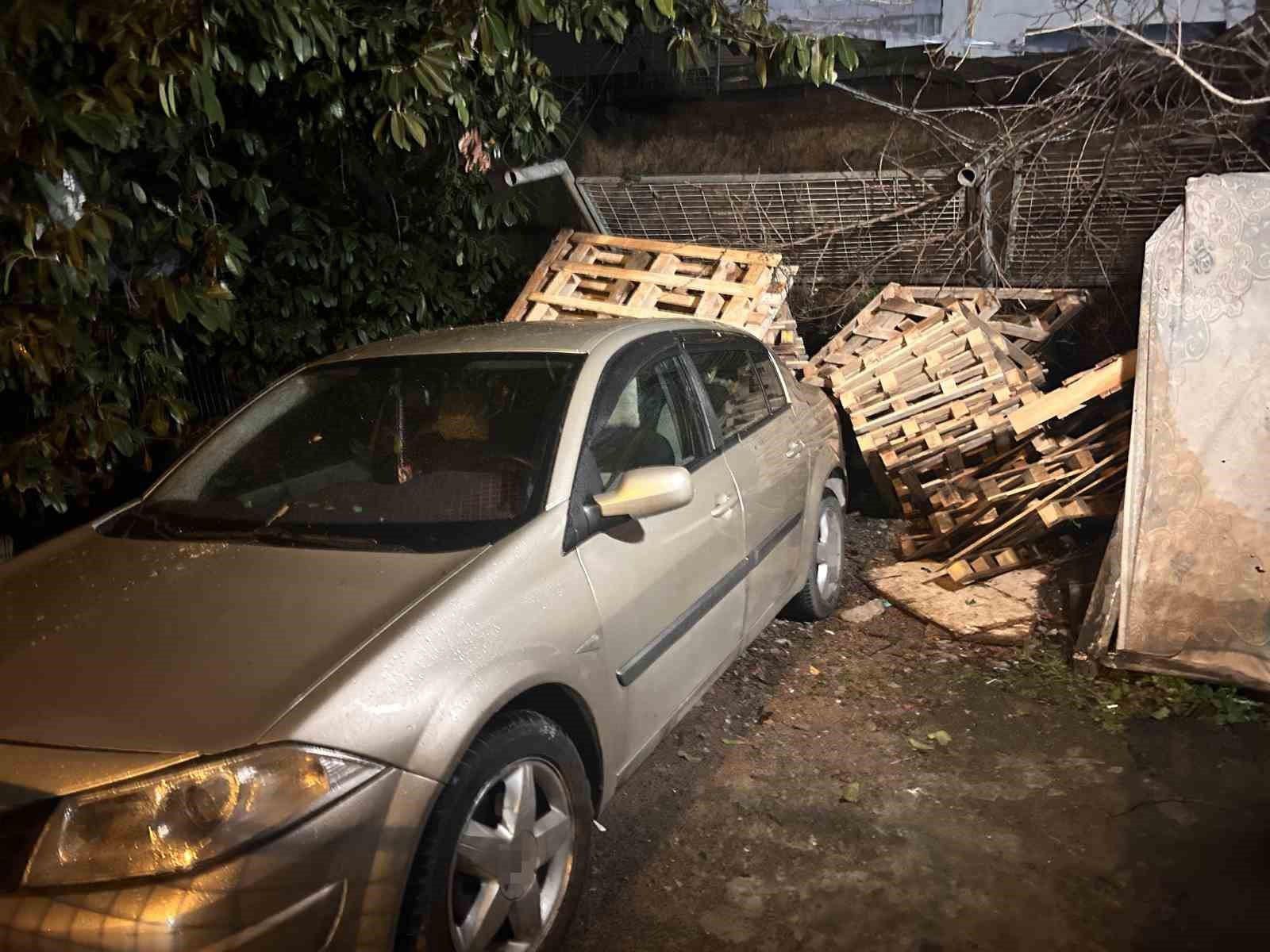 Sultanbeyli’de istinat duvarı aracın üzerine çöktü
Sultanbeyli’de istinat duvarı aracın üzerine çöktü