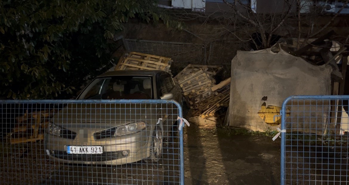 Sultanbeyli’de istinat duvarı aracın üzerine çöktü
Sultanbeyli’de istinat duvarı aracın üzerine çöktü