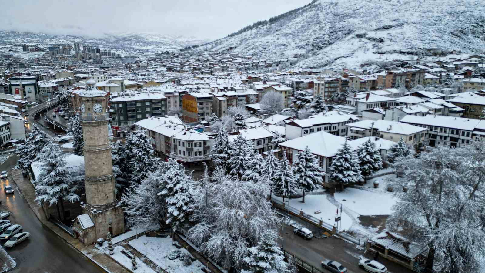 Tarihi Sulusokak beyaz örtüyle görsel şölen sundu
Tarihi Sulusokak beyaz örtüyle görsel şölen sundu