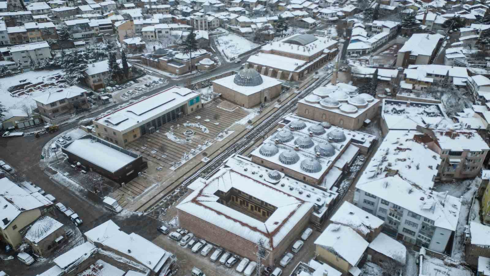 Tarihi Sulusokak beyaz örtüyle görsel şölen sundu
Tarihi Sulusokak beyaz örtüyle görsel şölen sundu