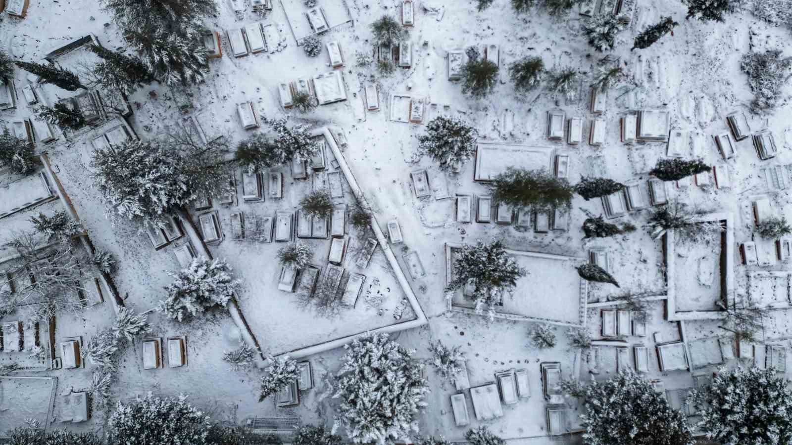 Tarihi Sulusokak beyaz örtüyle görsel şölen sundu
Tarihi Sulusokak beyaz örtüyle görsel şölen sundu