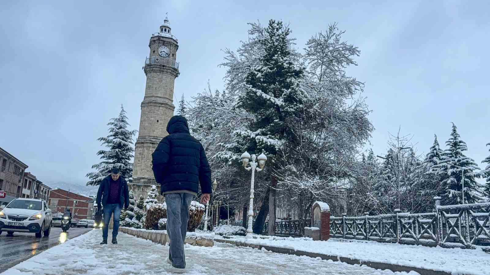Tarihi Sulusokak beyaz örtüyle görsel şölen sundu
Tarihi Sulusokak beyaz örtüyle görsel şölen sundu