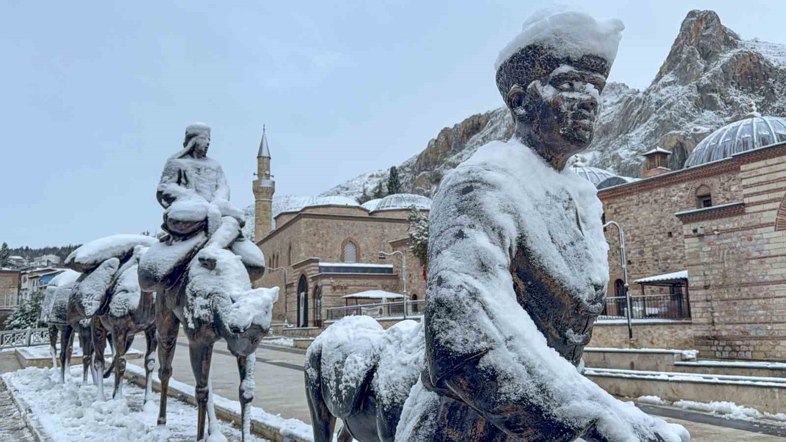Tarihi Sulusokak beyaz örtüyle görsel şölen sundu
Tarihi Sulusokak beyaz örtüyle görsel şölen sundu