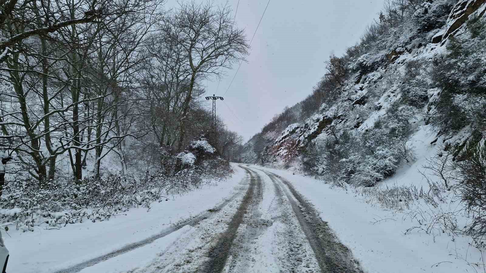Tekirdağ’ın yüksek kesimleri yağan karla beyaza büründü
