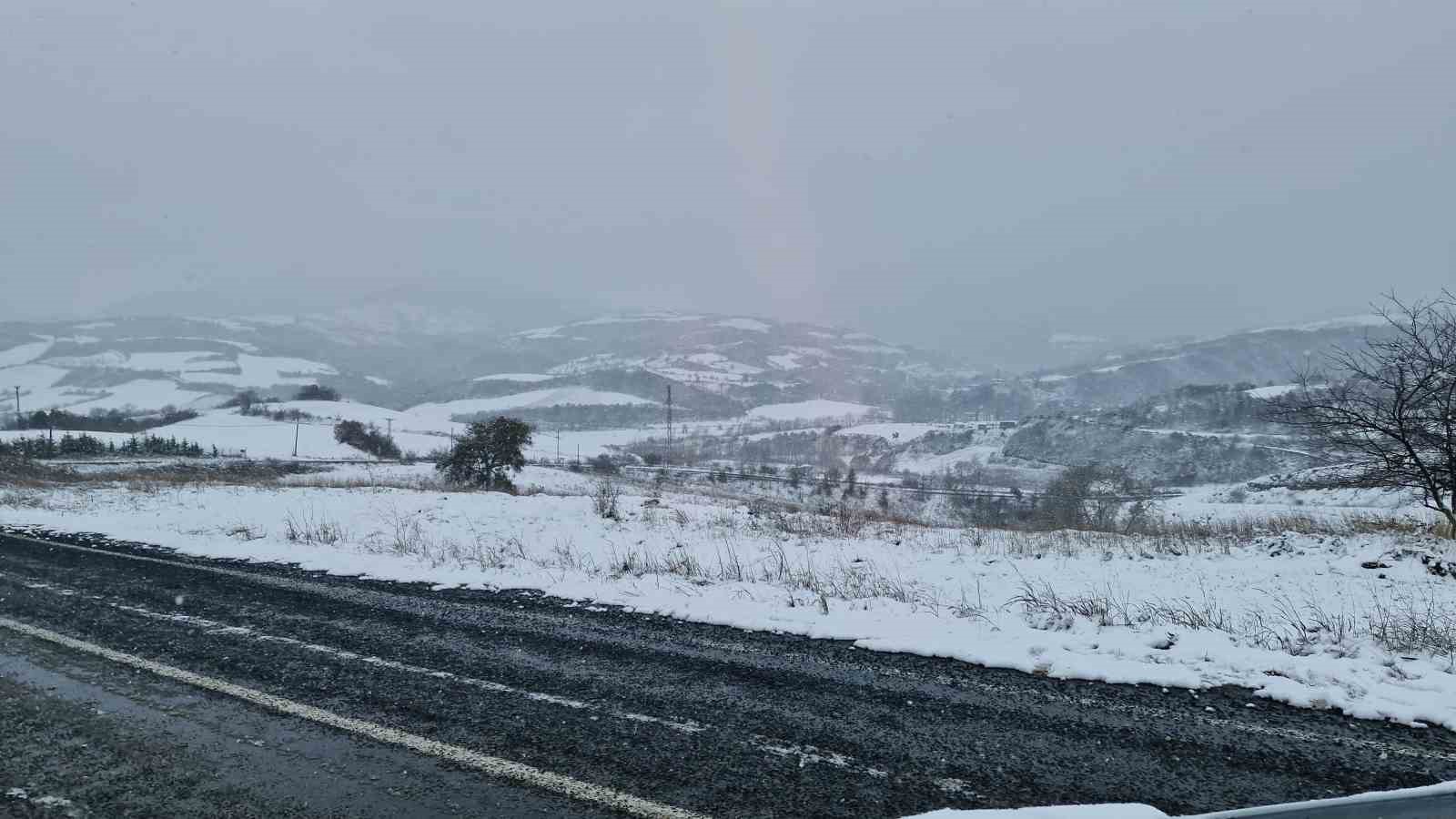 Tekirdağ’ın yüksek kesimleri yağan karla beyaza büründü
