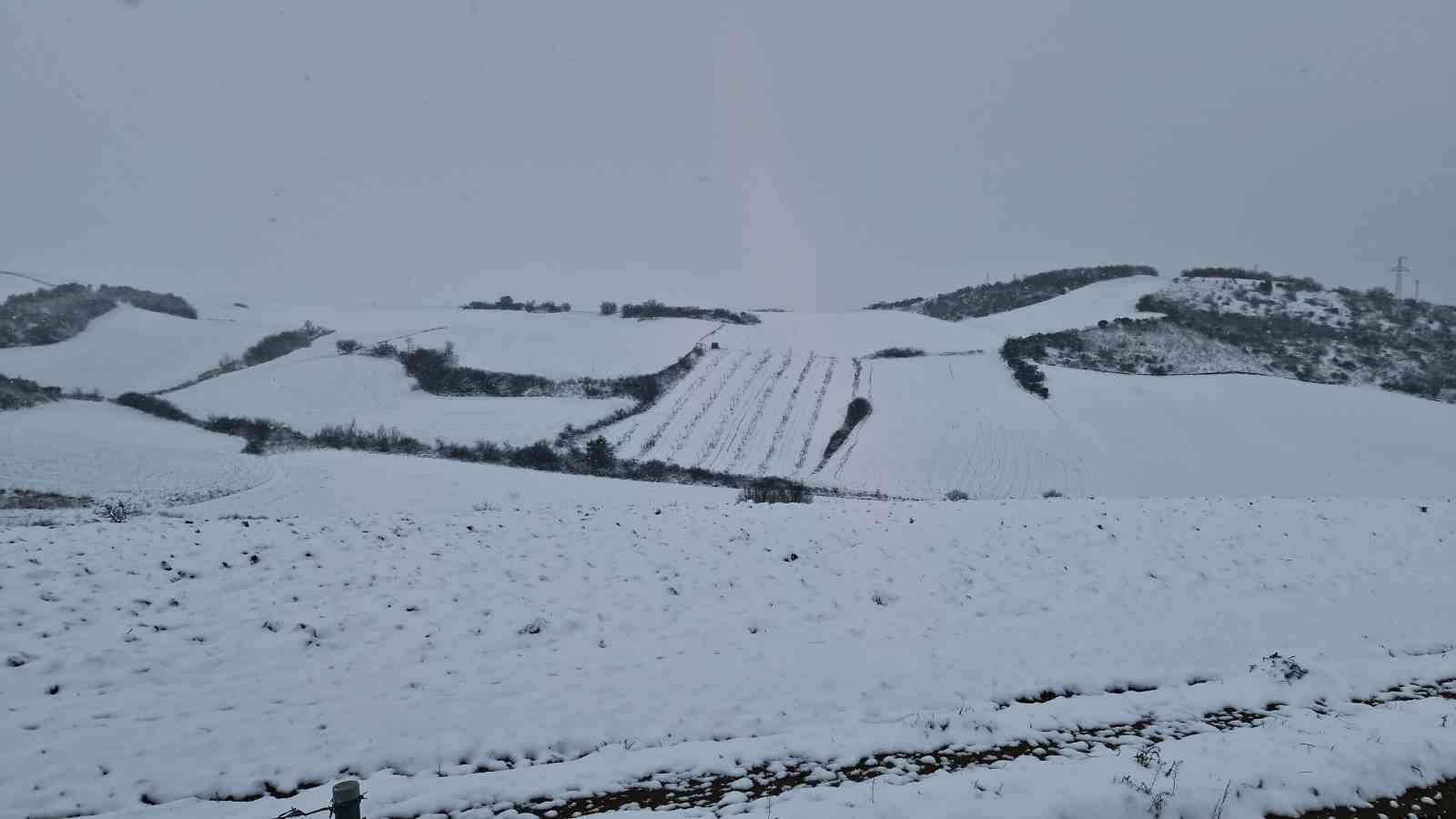Tekirdağ’ın yüksek kesimleri yağan karla beyaza büründü

