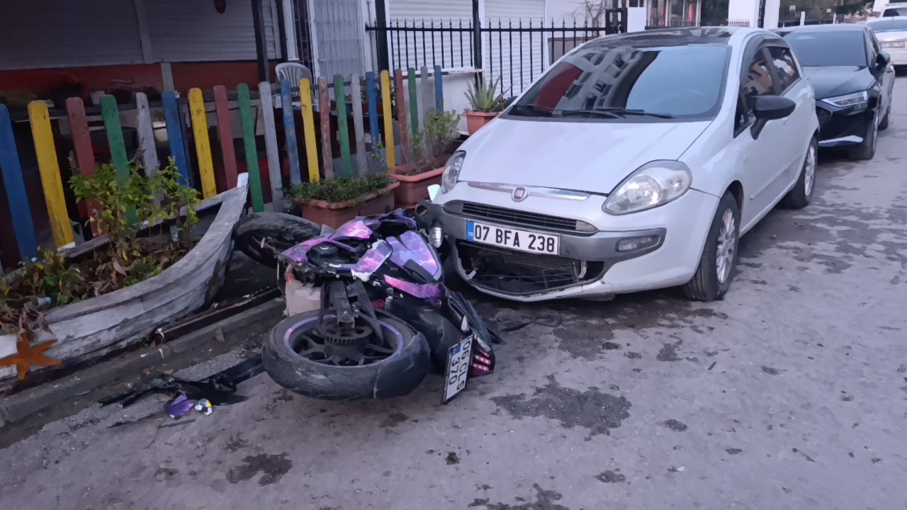 Tesla ile çarpışan motosikletteki 2 kişi metrelerce savruldu
