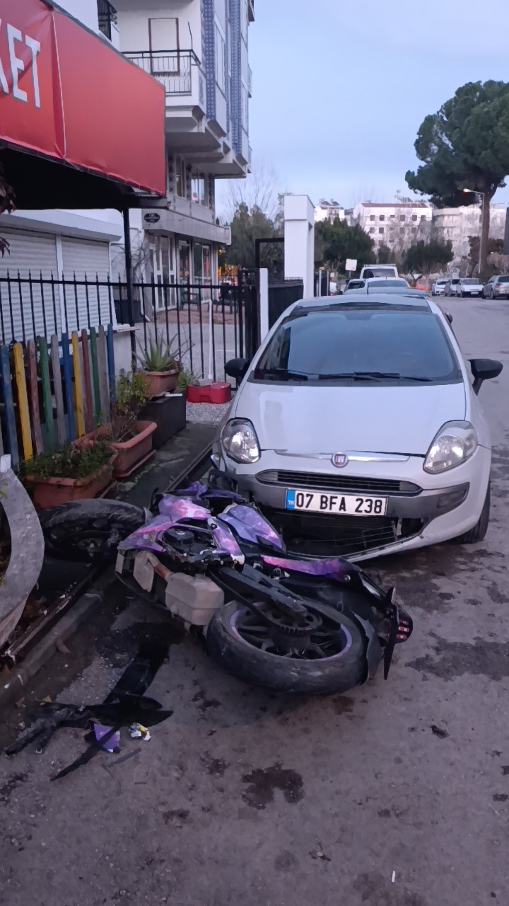 Tesla ile çarpışan motosikletteki 2 kişi metrelerce savruldu
