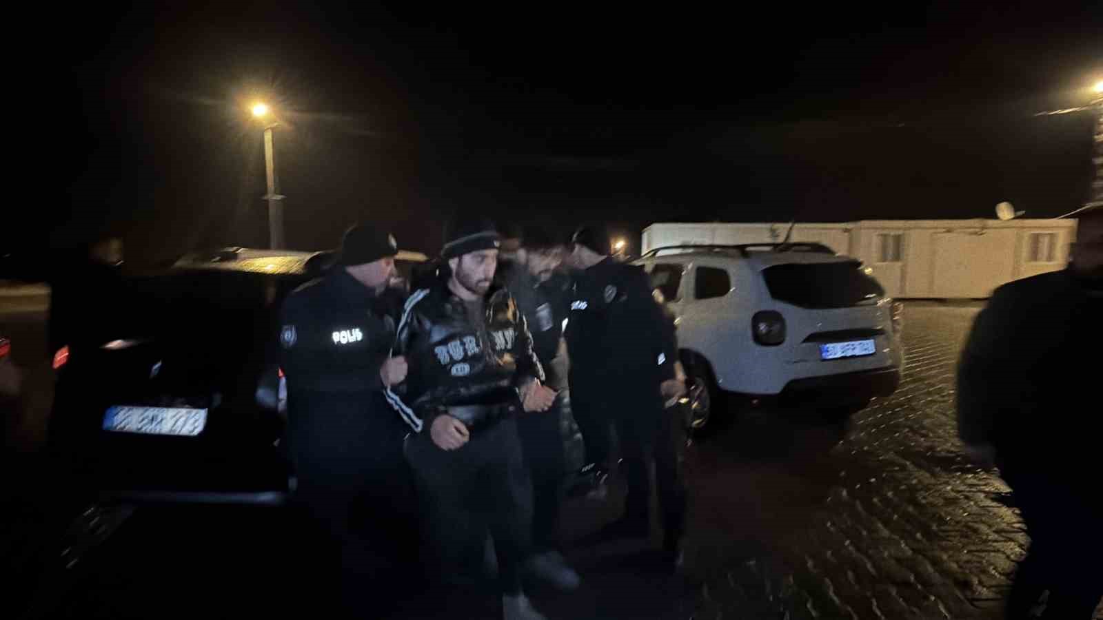 Tokat’ta durdurulan otomobilde 3 kaçak göçmen yakalandı
