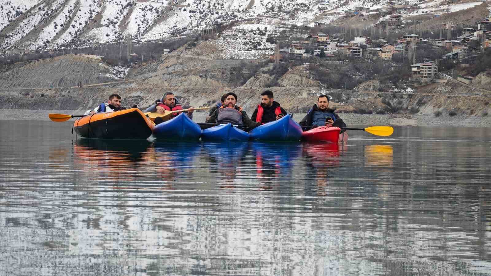 Tortum Gölü’nde kano üzerinde sazlı sözlü eğlence
