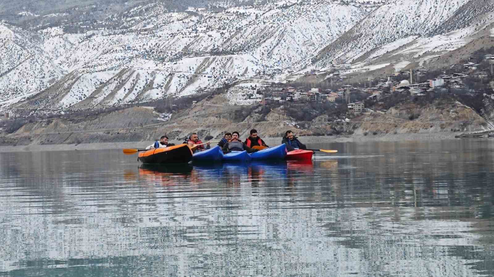 Tortum Gölü’nde kano üzerinde sazlı sözlü eğlence
