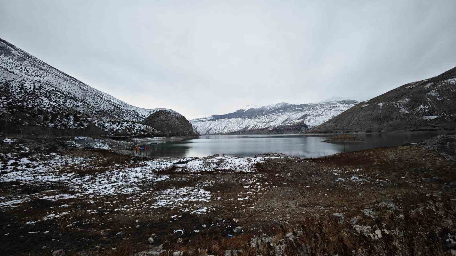 Tortum Gölü’nde kano üzerinde sazlı sözlü eğlence
