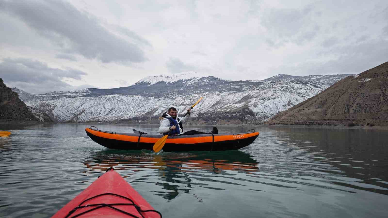 Tortum Gölü’nde kano üzerinde sazlı sözlü eğlence
